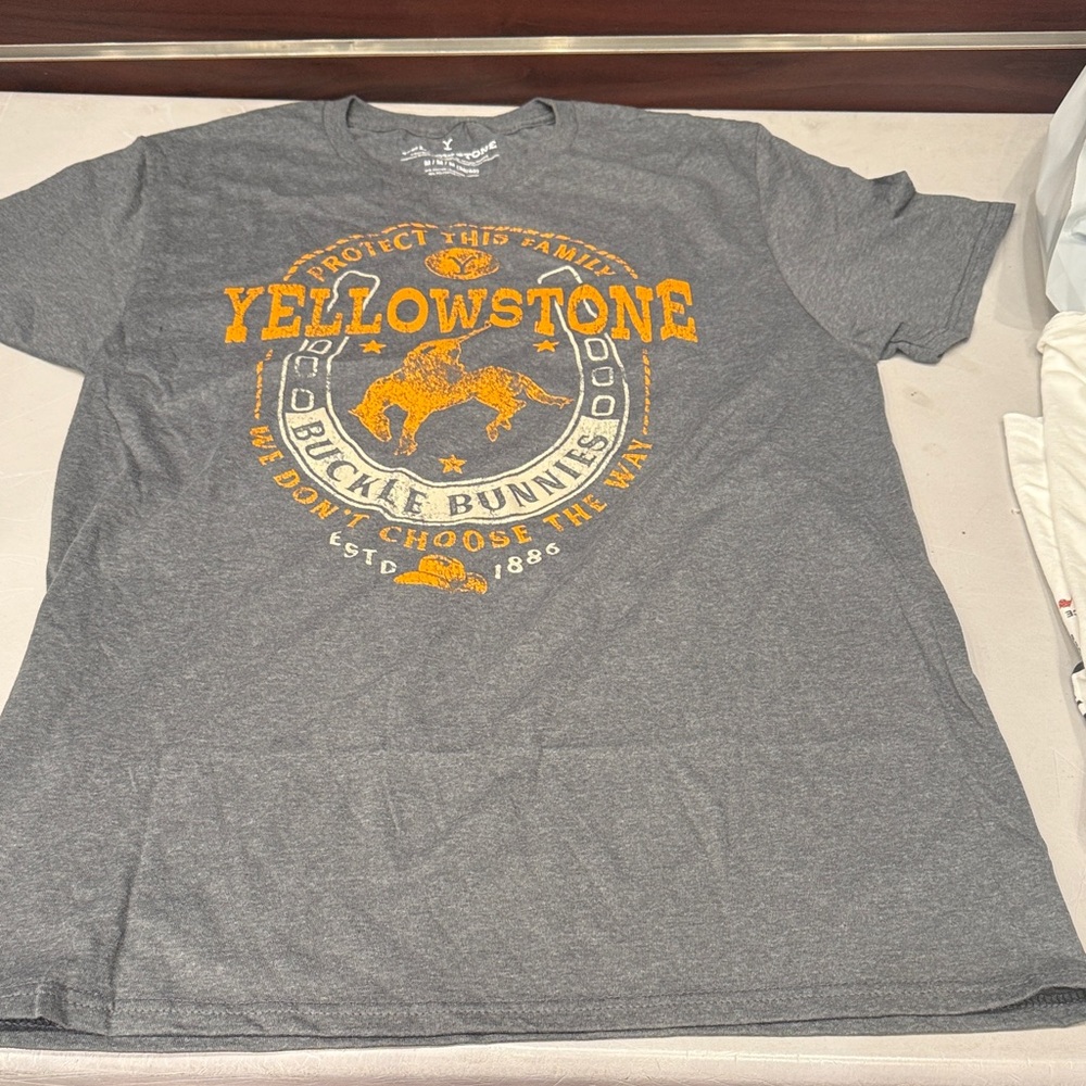 Yellowstone Buckle Bunnies Graphic Short Sleeve T-Shirt - Gray/Gold